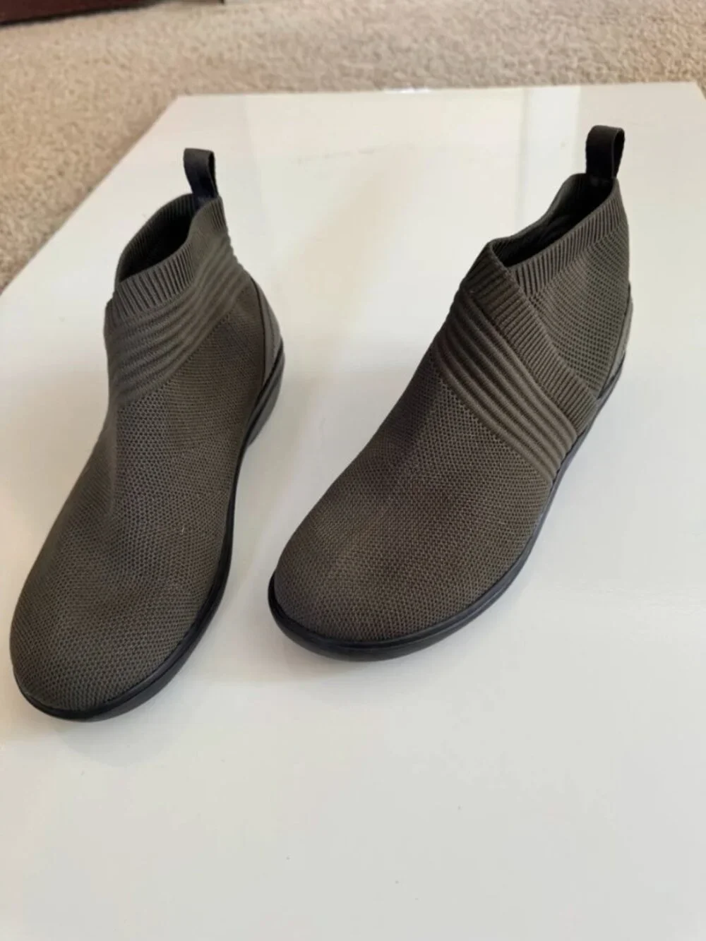 Clarks Womens Sashlyn Mid Dark Olive Comfort Knit Bootie Boots Shoes SZ 7.5M